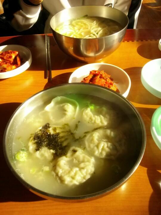 디너의여왕 - 명동칼국수 - 서대문구 홍제동 한식 칼국수 만두 추천맛집