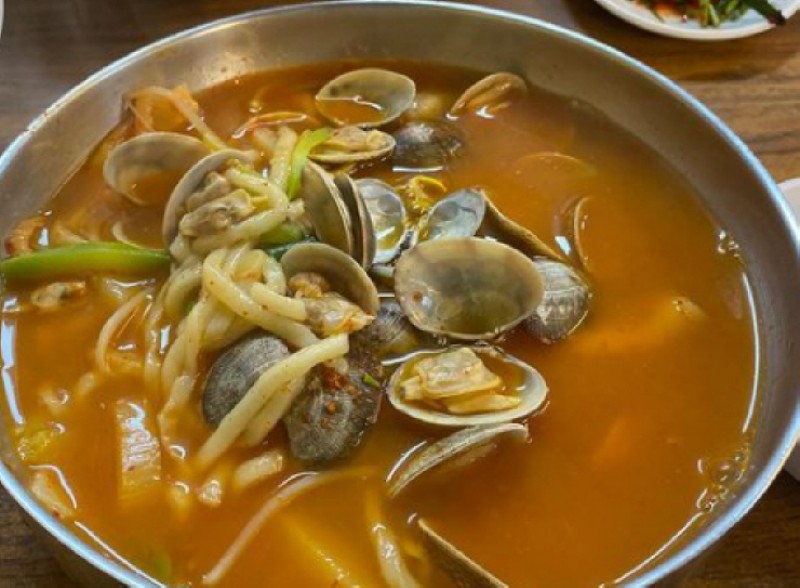 디너의여왕 - [서울 용산] 국물맛이 일품 사골 칼국수 32767차 디너의여왕 - [서울 용산]  국물맛이 일품 사골 칼국수 32767차