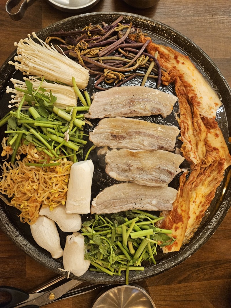 디너의여왕 - [서울 영등포] 솥뚜껑삼겹살 토종닭도리탕솥 1차