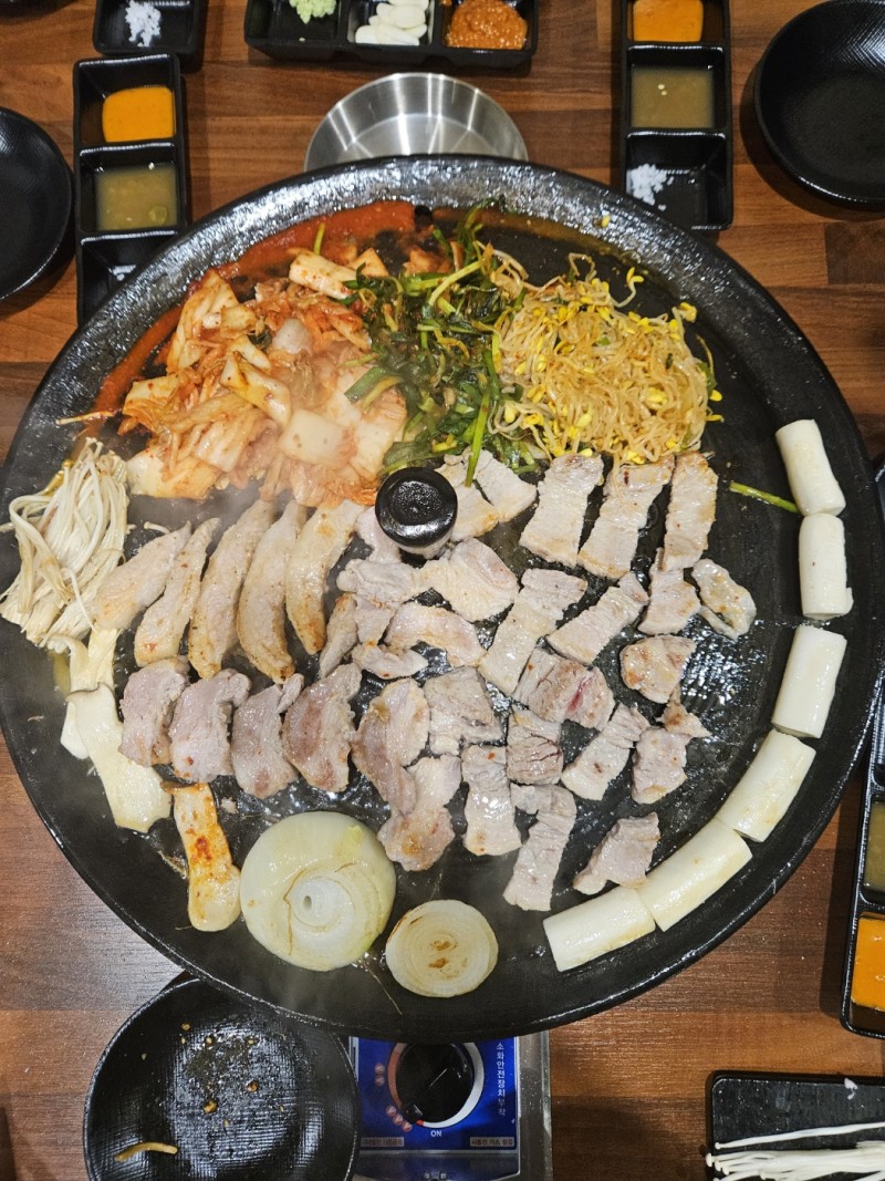 디너의여왕 - [서울 관악][릴스] 배불뚝이네솥단지삼겹살 1차